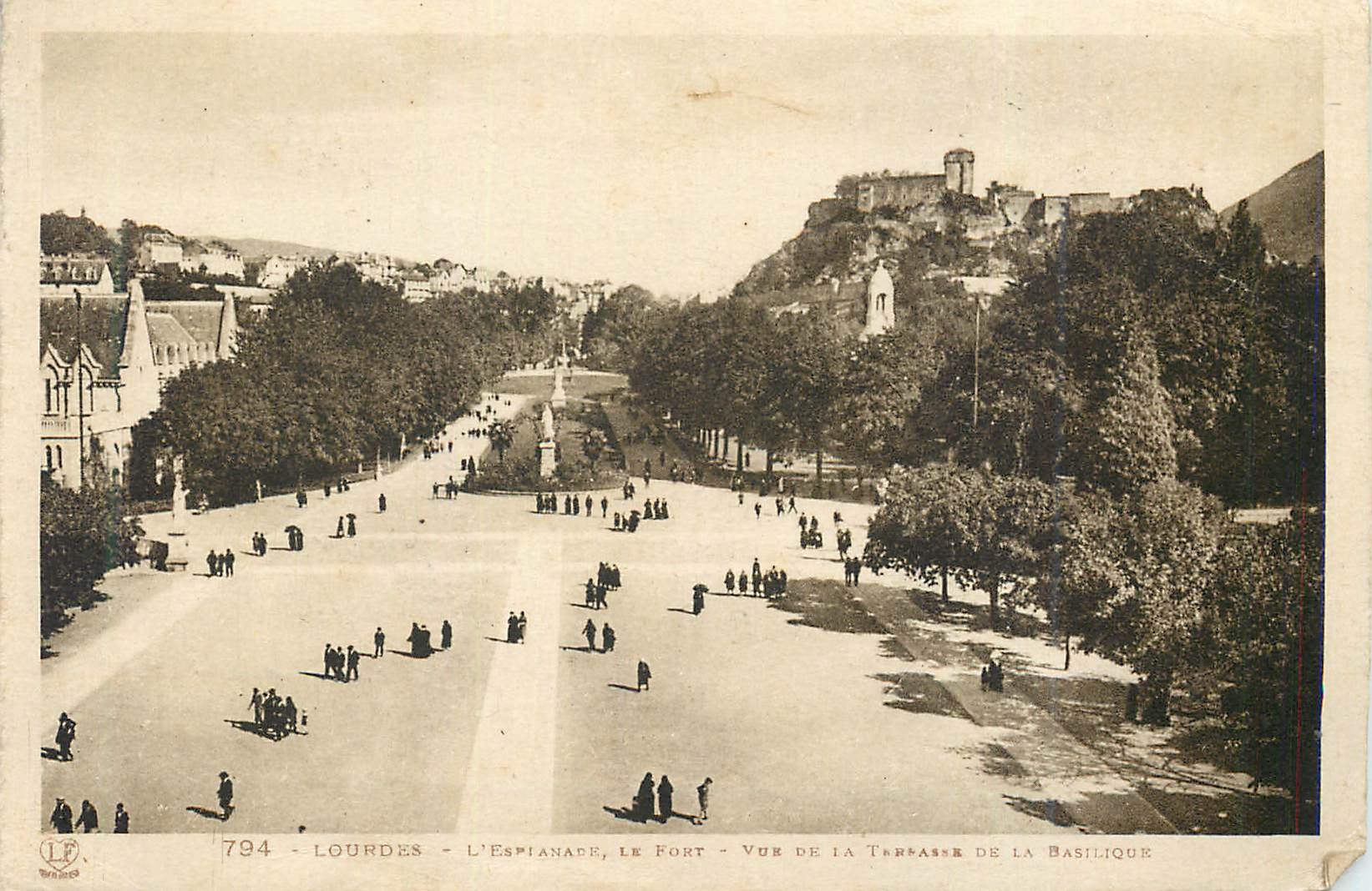CPA Lourdes l'Esplanade vue de la Terrasse de la Basilique