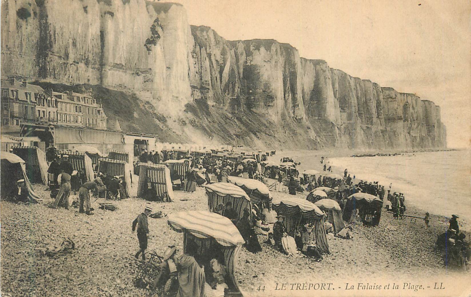 CPA le Treport la Falaise et la Plage