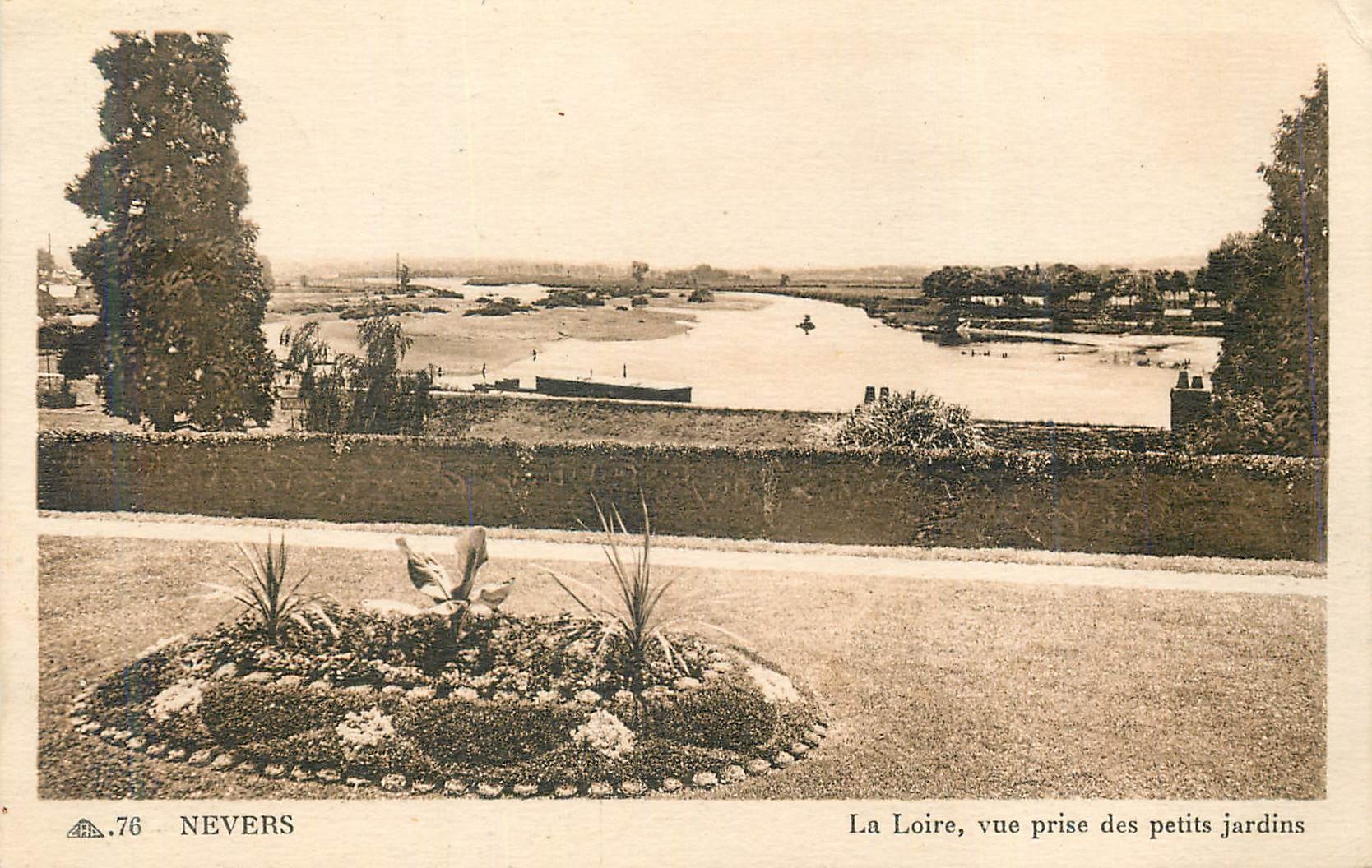 CPA Nevers la Loire vue prise des Petits Jardins