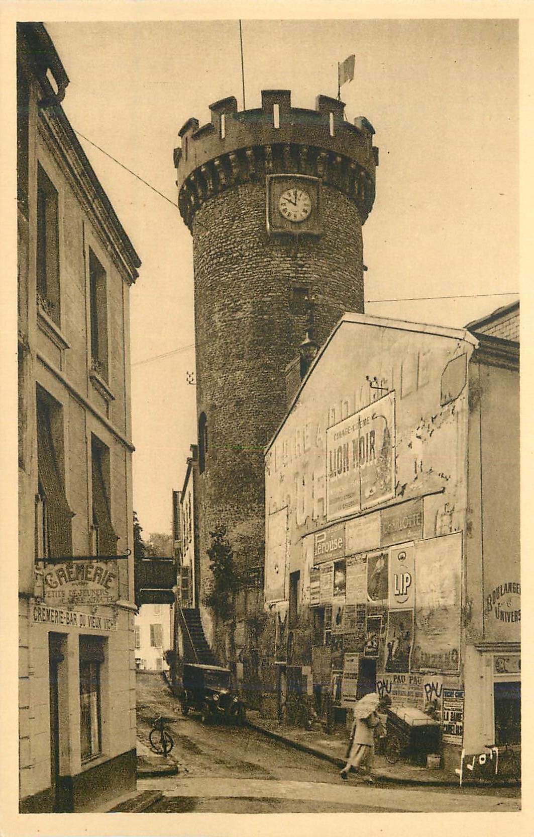 CPA Vichy (Allier) la Tour de l'Horloge