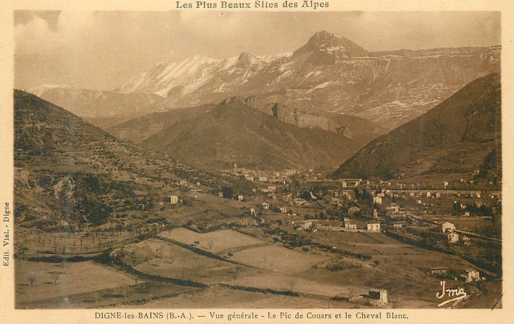 CPA Les Plus Beaux Sites des Alpes Digne les Bains (B A) Vue Generale Le Pic de Couars et le Cheval Blanc