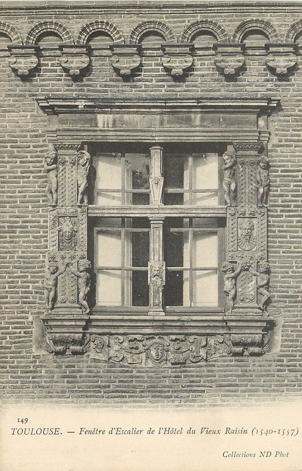 Toulouse — Fenêtre d'Escalier de l'Hôtel du Vieux Raisin (1540-1537) — Collections ND Phot