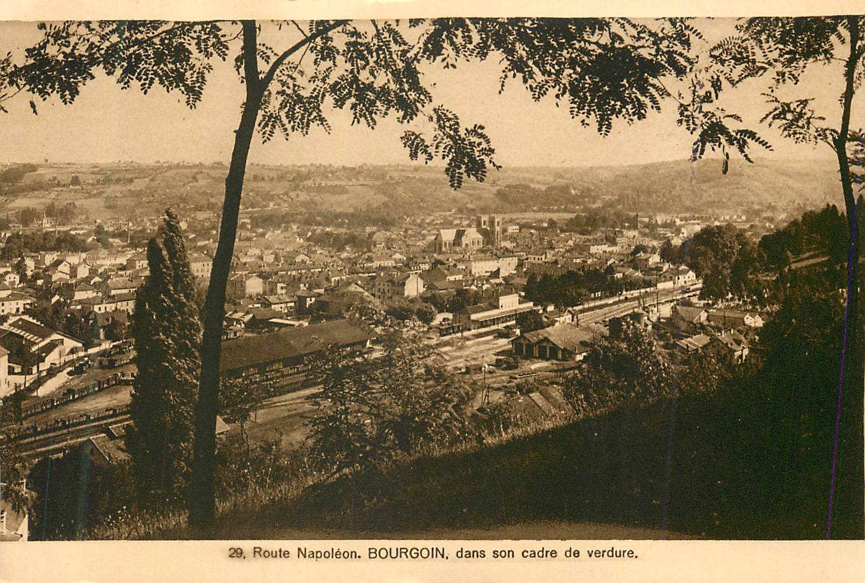 CPA Route Napoleon Bourgoin dans son Cadre de Verdure