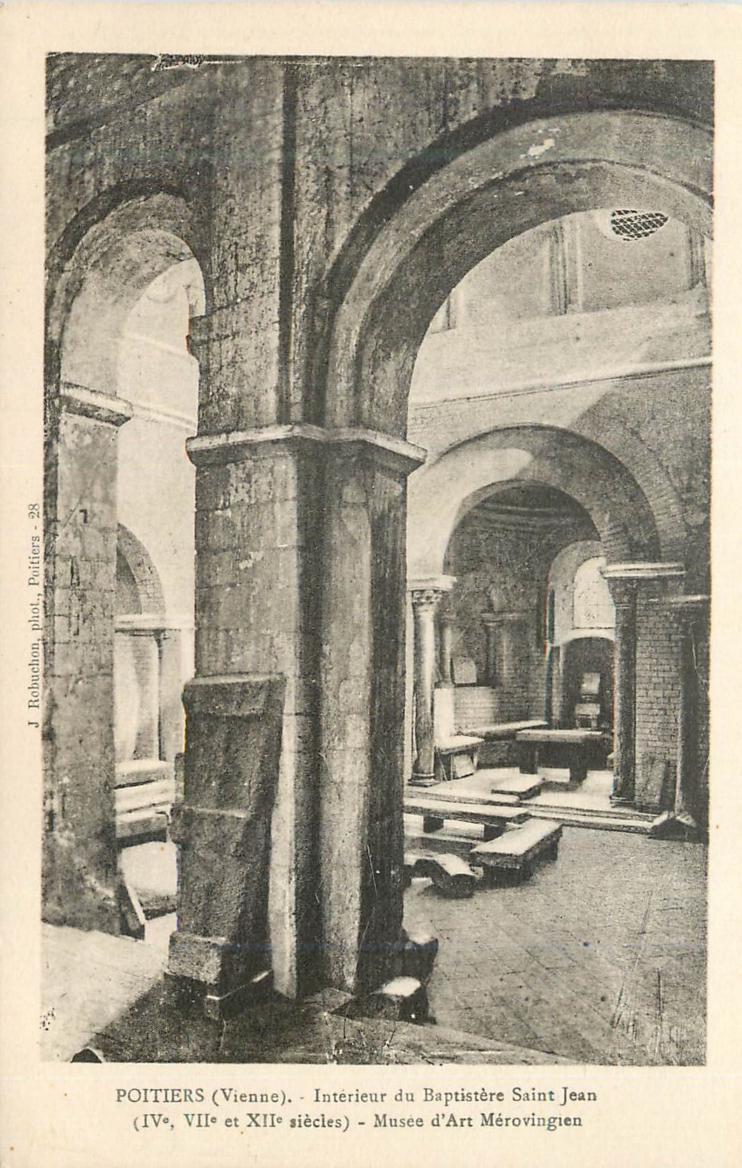 POITIERS (Vienne) - Innenansicht des Baptistères Saint Jean (4., 8. und 12. Jahrhundert) - Musée d'Art Mérovingien