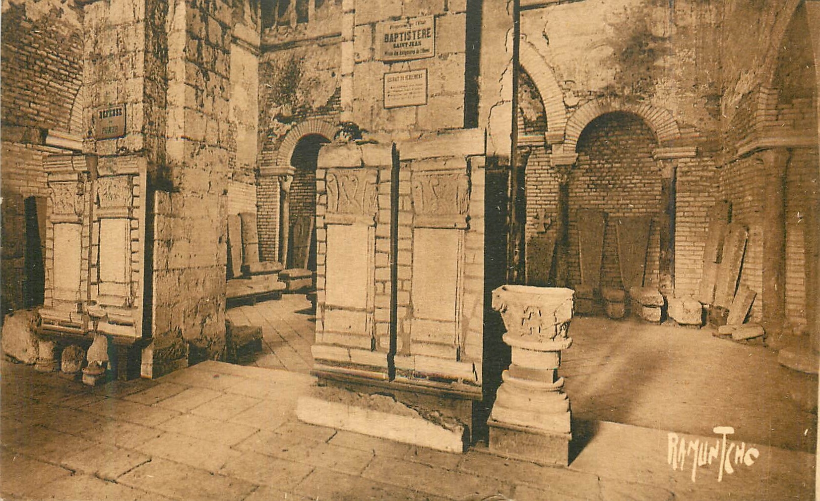 Baptistère Saint-Jean — Poitiers — Éditeur Raymond Bergevin