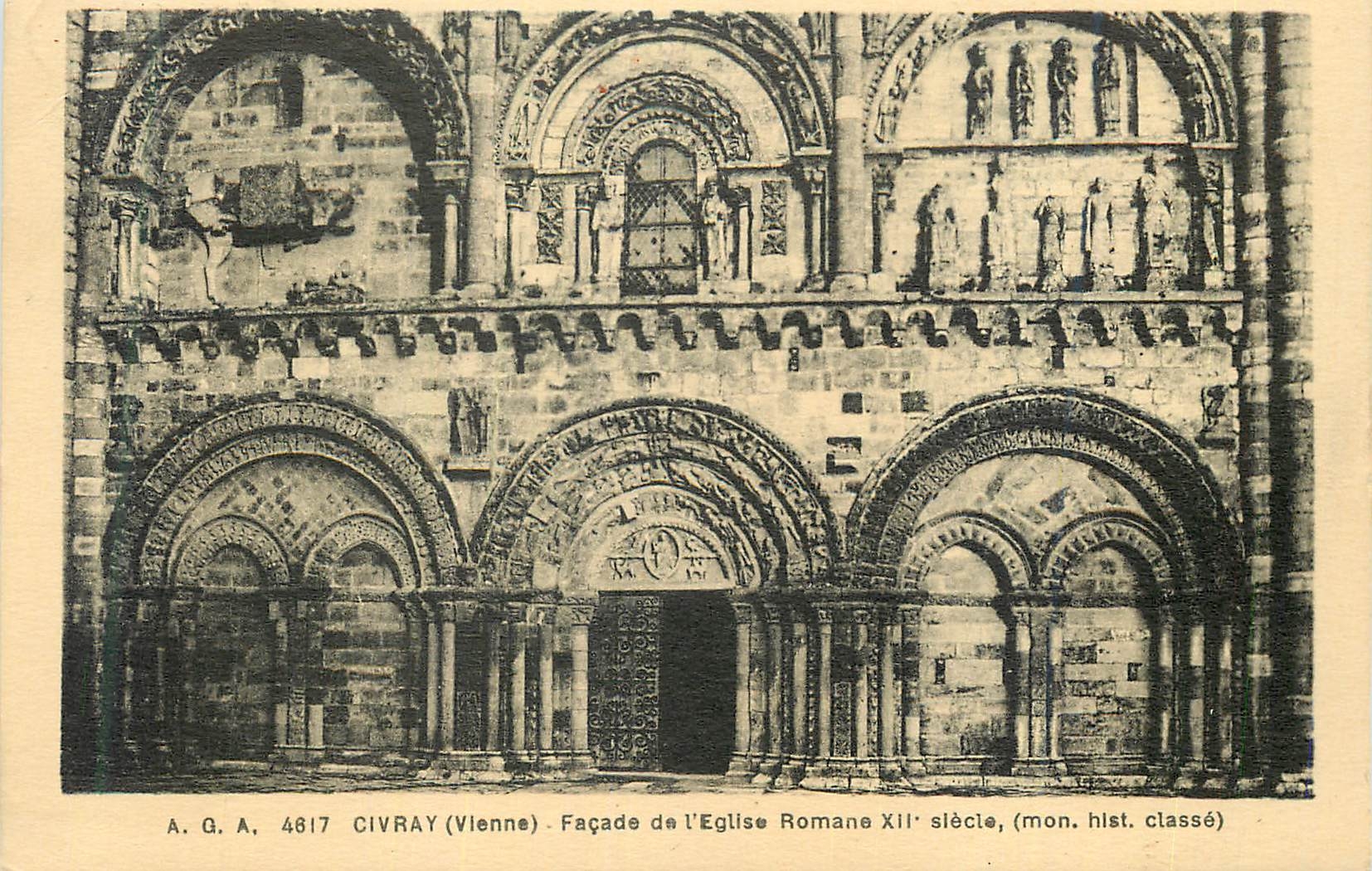 CPA Civray (Vienne) Facade de l'Eglise Romane XIIe Siecle (Mon His Classe)