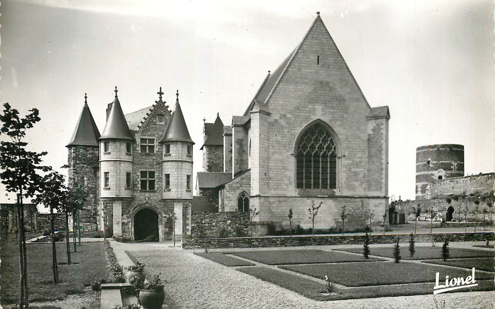 CPM Angers (Maine et Loire) Cour Interieur du Chateau Le Chatelet et la Chapelle (XVe S)