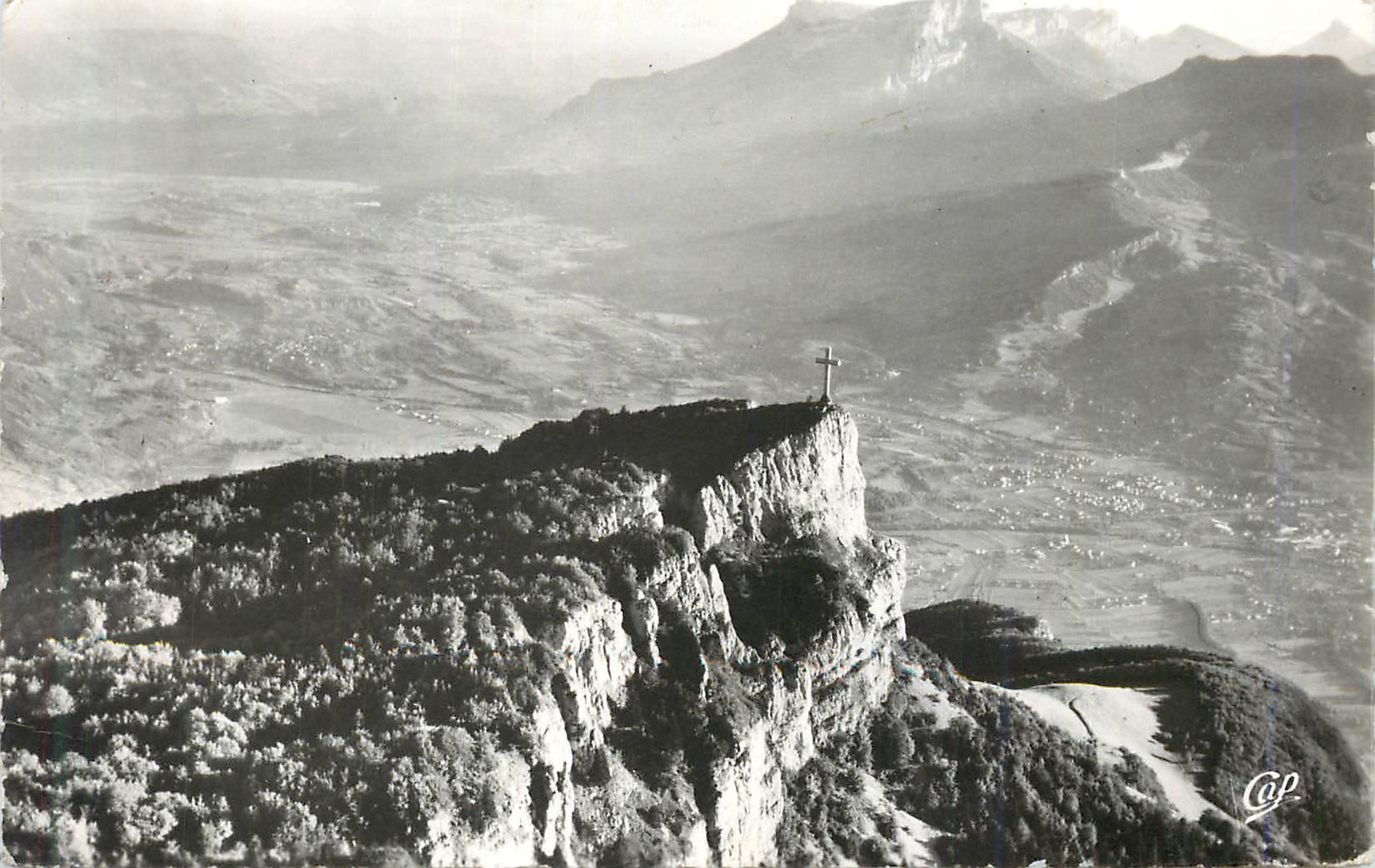 CPM En Savoie Vallee de Chambery Le Nivolet (1556 m) et le Massif du Granier Vue Aerienne