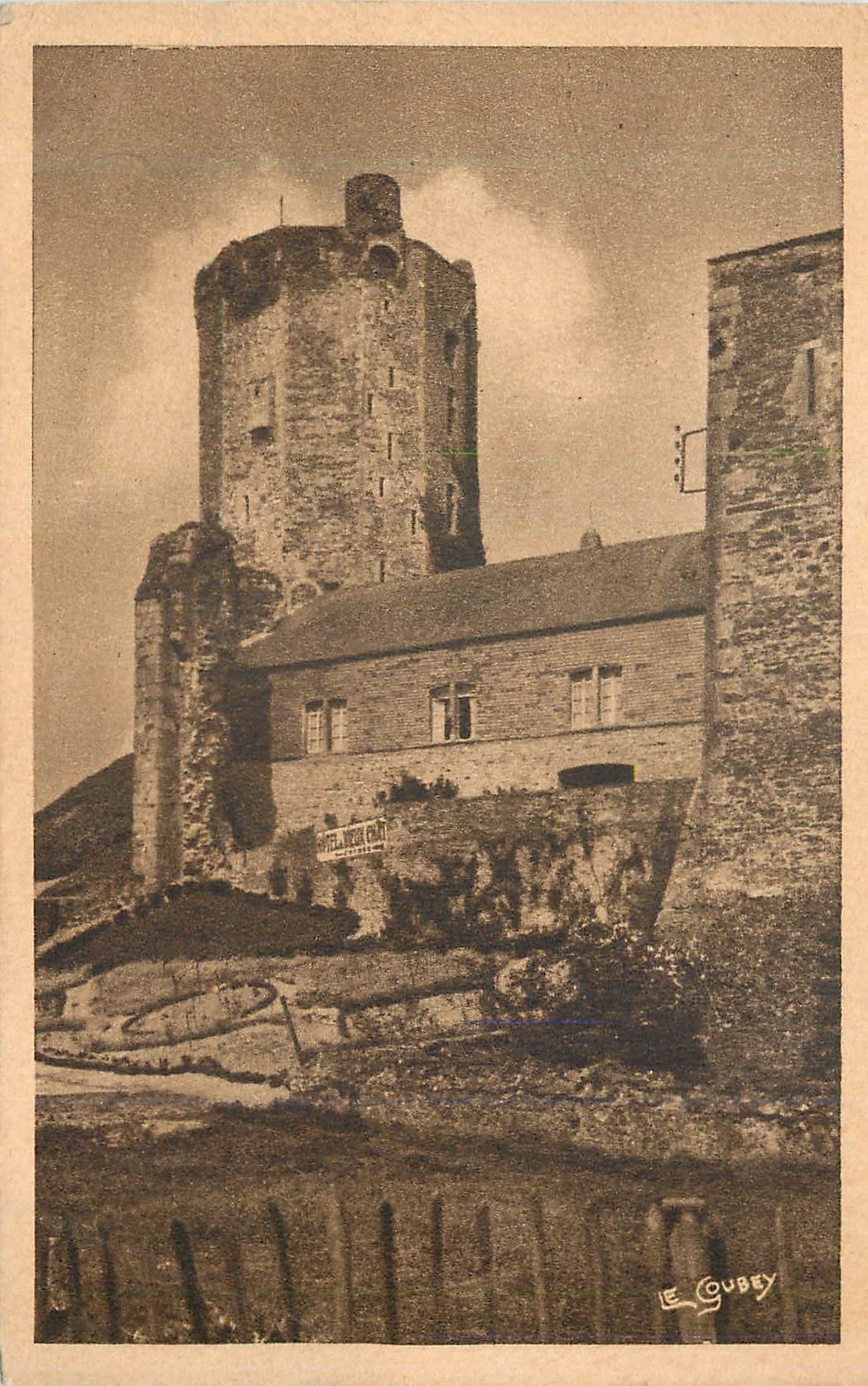 Le Donjon vu des Remparts — Bricquebec (Manche) — Éditions Normandes Le Goubey