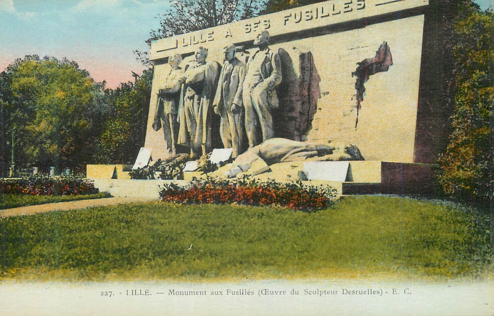 CPA Lille Le Monument aux Fusilles (Oeuvre du Sculpteur Desruelles) Militaria