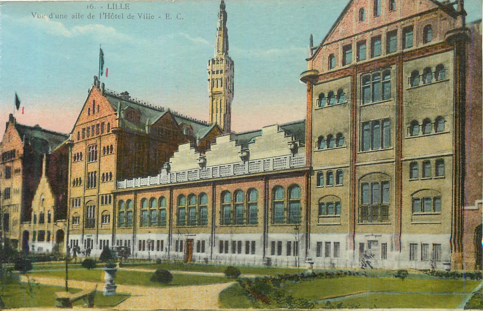 Lille - Vue d'une aile de l'Hôtel de Ville - E. C.