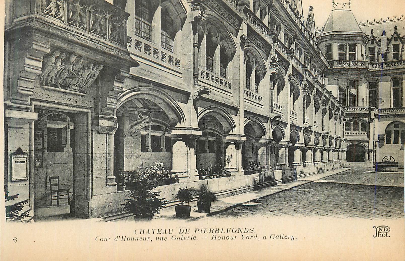 Château de Pierrefonds — Cour d'Honneur, une Galerie — Honour Yard, a Gallery