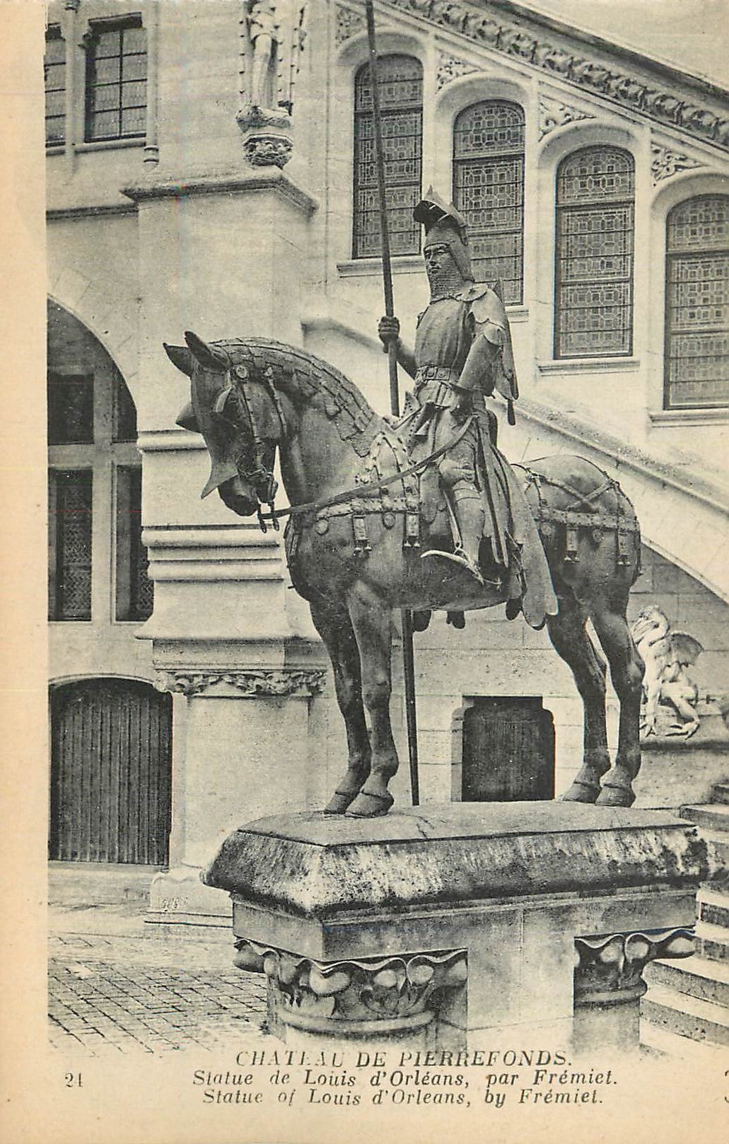 CPA Chateau de Pierrefonds Statue de Louis d'Orleans par Fremiel