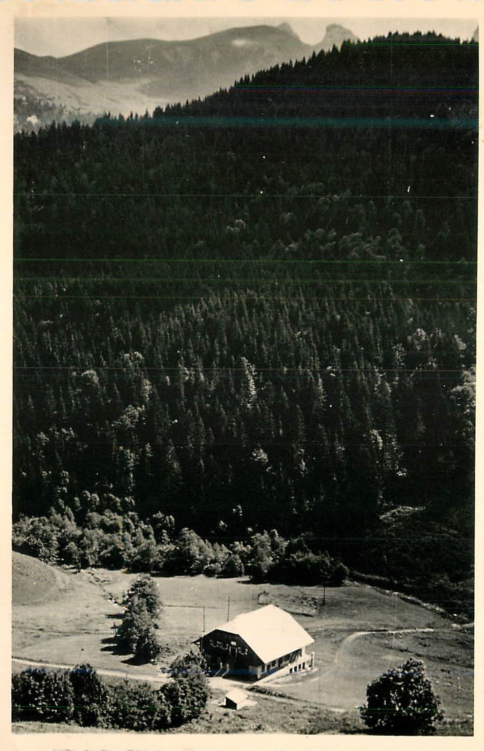 Vue de la montagne — maison isolée dans un paysage forestier — éditeur non visible