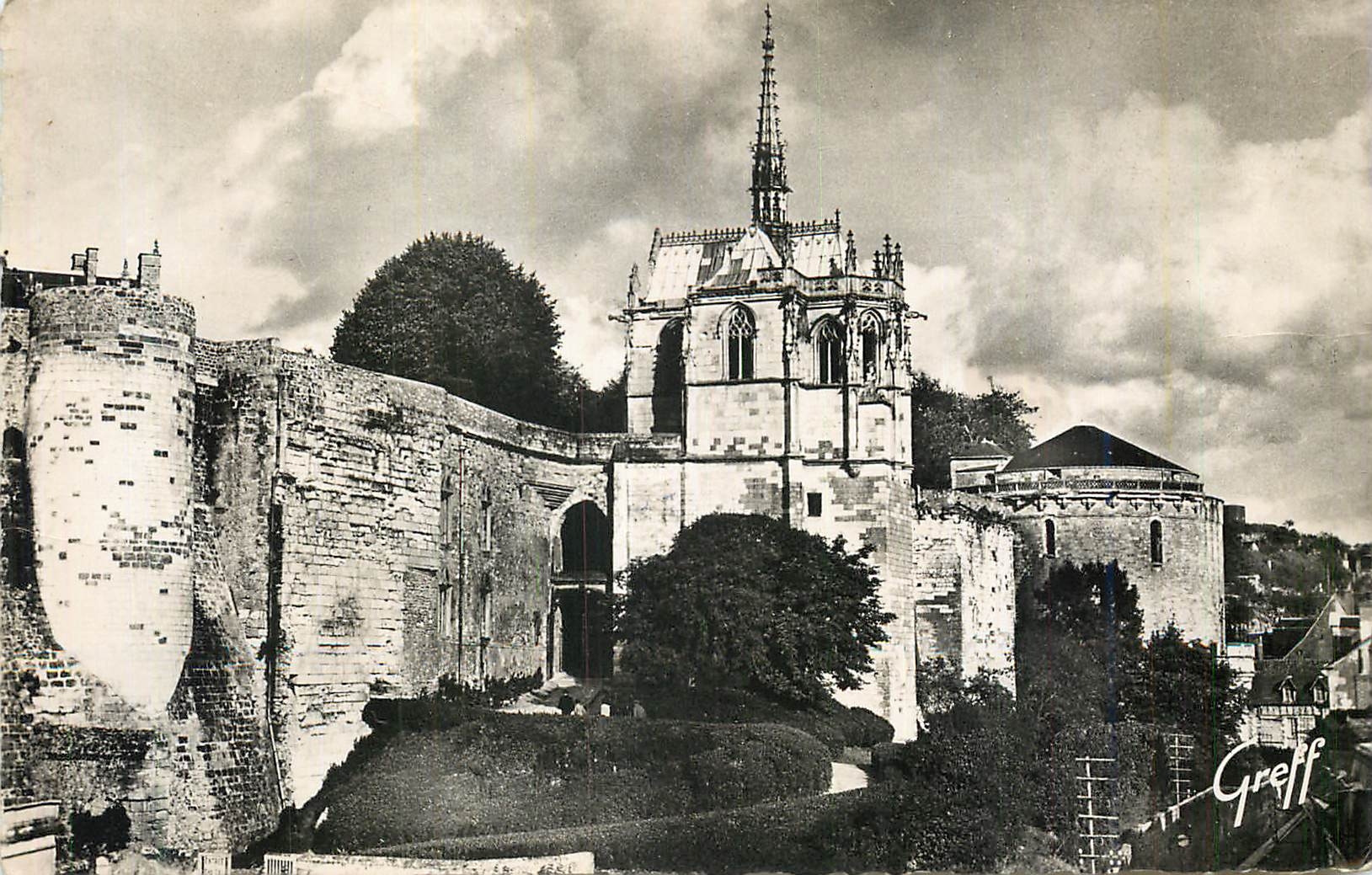 CPM En Touraine Amboise (Indre et Loire) La Chapelle et la Montee du Chateau