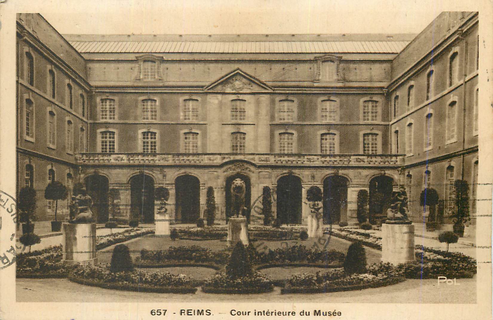CPA Reims Cour Interieure du Musee