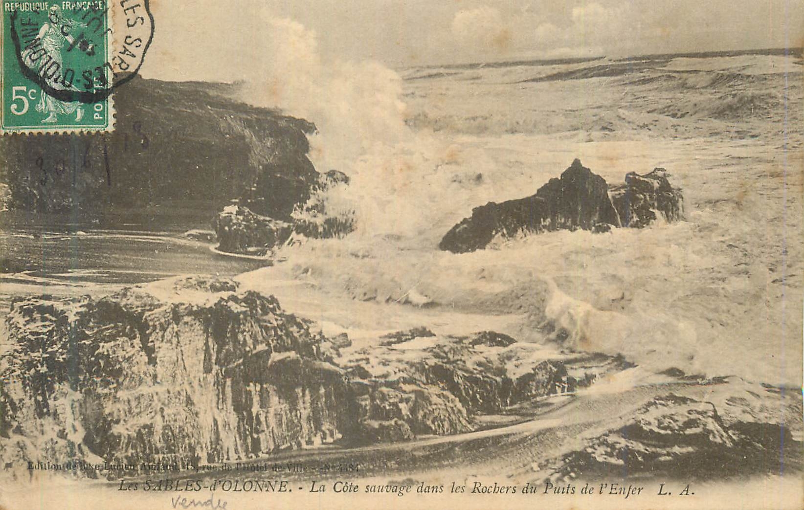 CPA Les Sables d'Olonne La Cote Sauvage dans les Rochers du Puits de l'Enfer