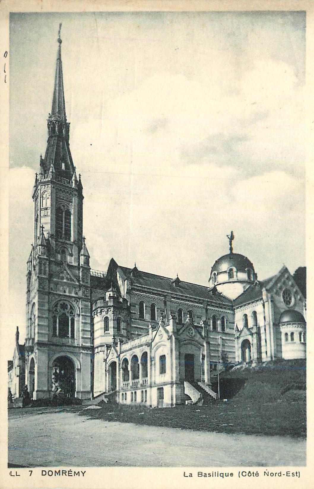 Domrémy — La Basilique (Côté Nord-Est) — LL 7 — Éditeur : César Art. Phot. Éc. Schiniches