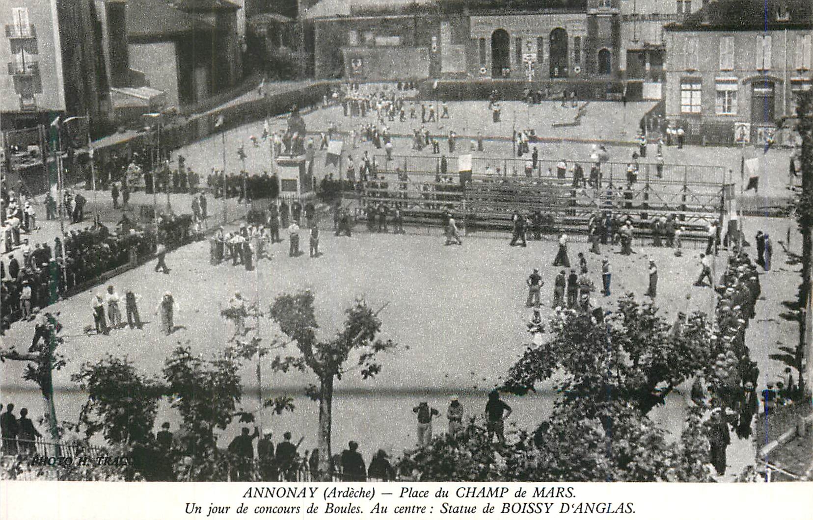 Annonay (Ardèche) — Place du Champ de Mars — Boules-Wettkampf, Statue von Boissy d'Anglas