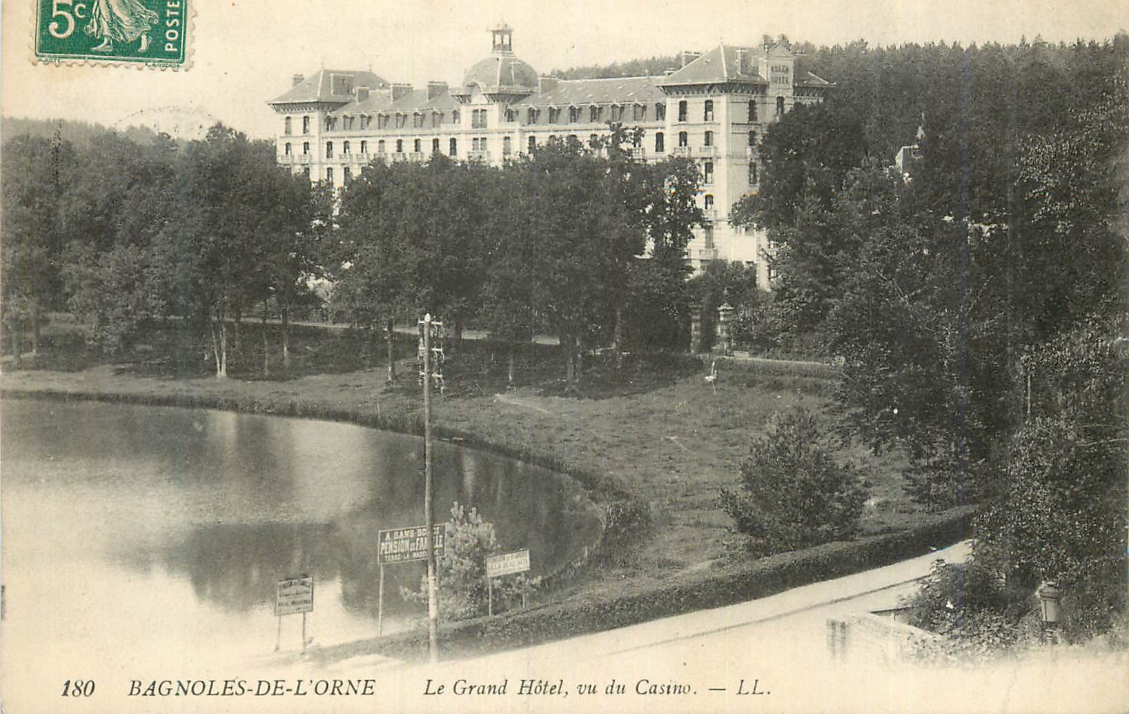 CPA Bagnoles de l'Orne Le Grand Hotel Vu du Casino
