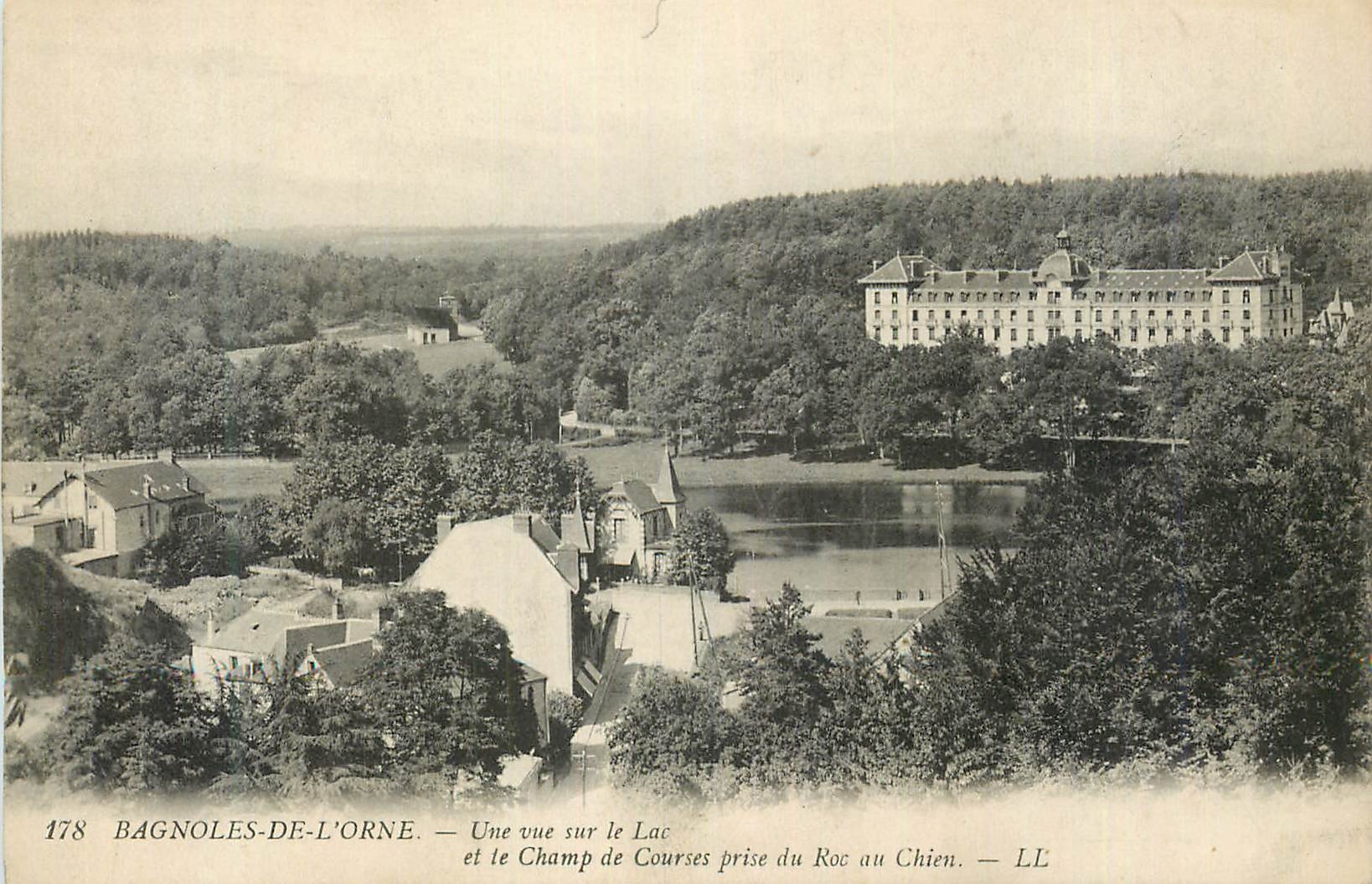 CPA Bagnoles de l'Orne une Vue sur le Lac et le Champ de Courses Prise du Roc au Chien