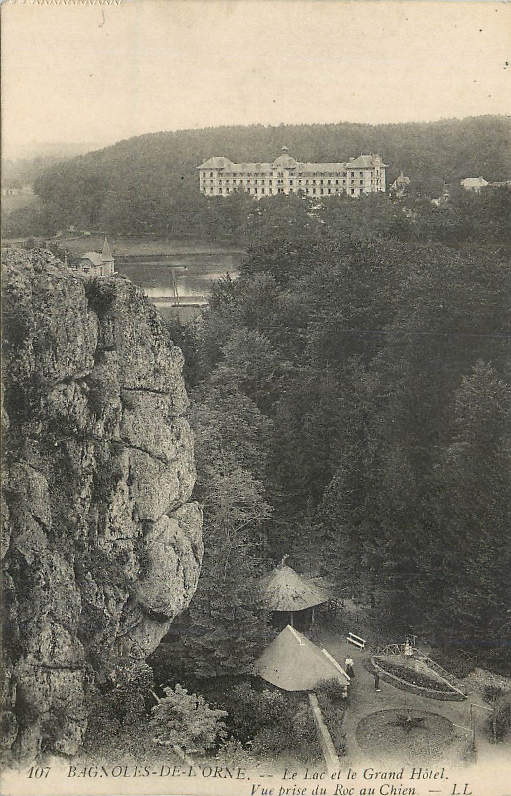 CPA Bagnoles de l'Orne Le Lac et le Grand Hotel Vue Prise du Roc au Chien