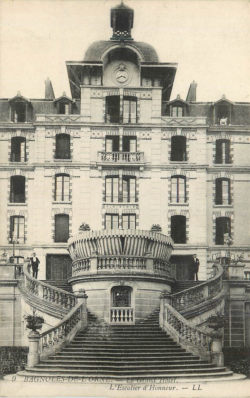 CPA Bagnoles de l'Orne le Grand Hotel L'Escalier d'Honneur