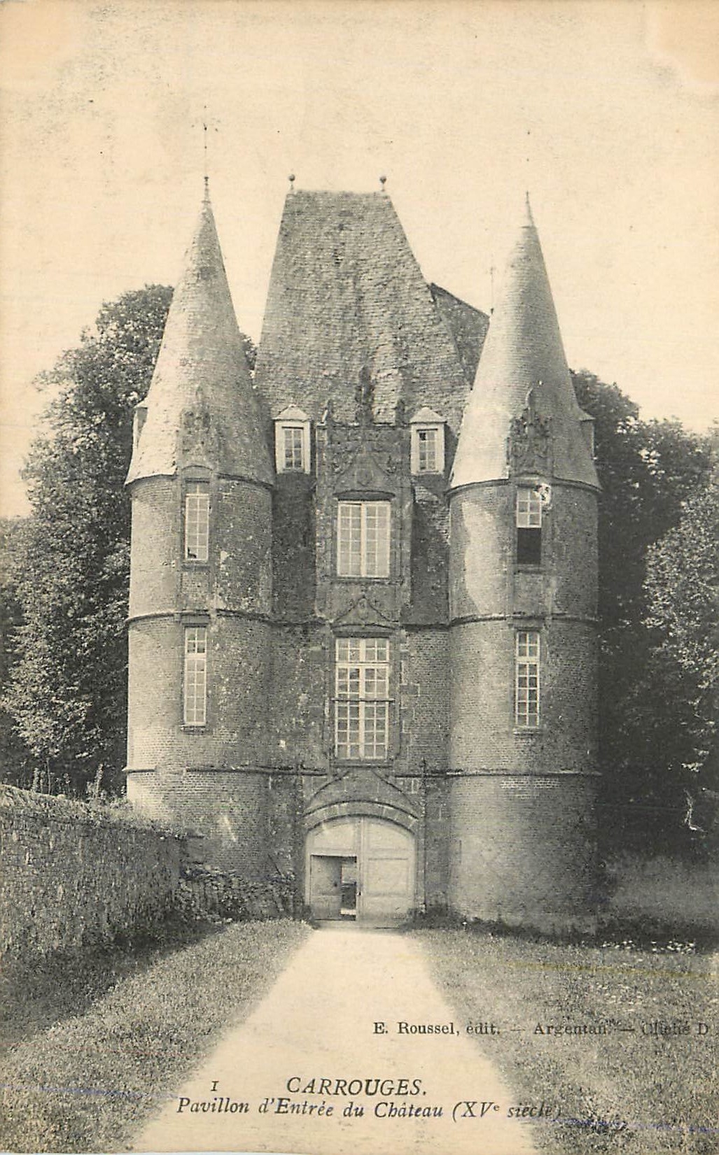 CPA Carrouges Pavillon d'Entree du Chateau (XVe Siecle)