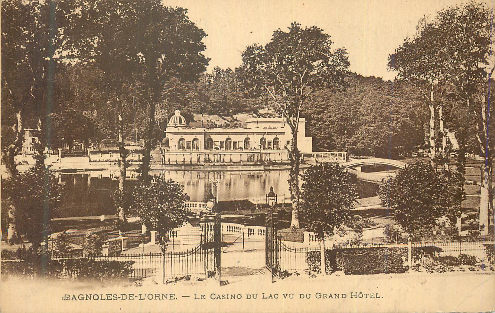 Bagnoles-de-l'Orne — Il Casinò del Lago visto dal Grand Hôtel