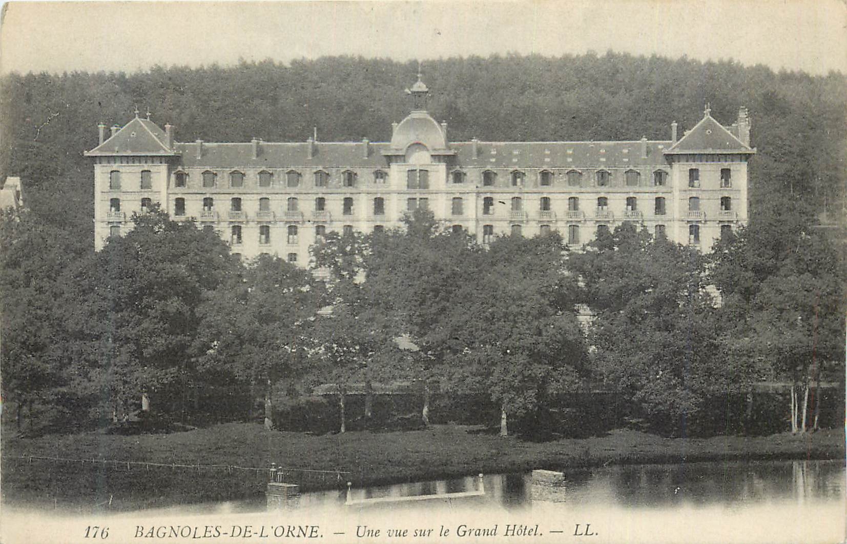 CPA Bagnoles de l'Orne Une Vue Sur le Grand Hotel