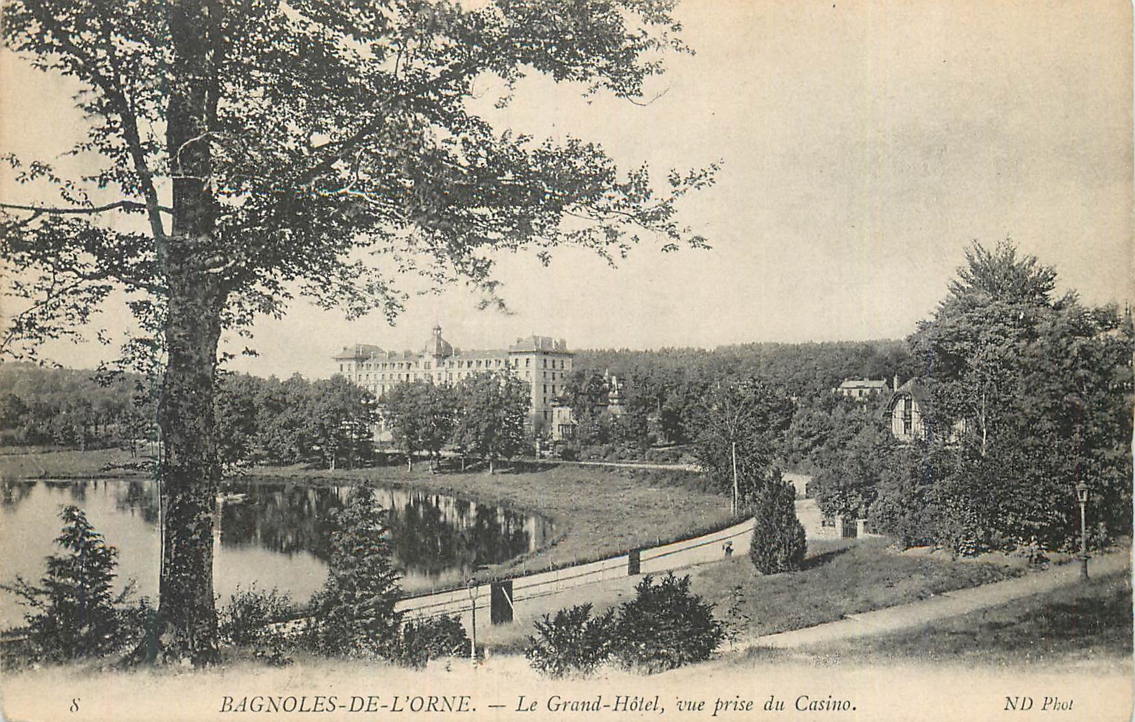 CPA Bagnoles de l'Orne Le Grand Hotel Vue Prise du Casino