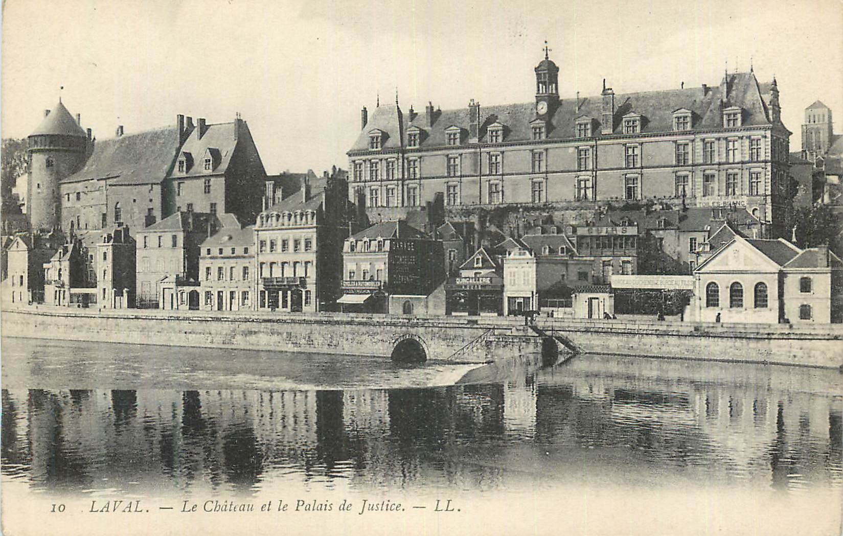 CPA Laval Le Chateau et le Palais de Justice