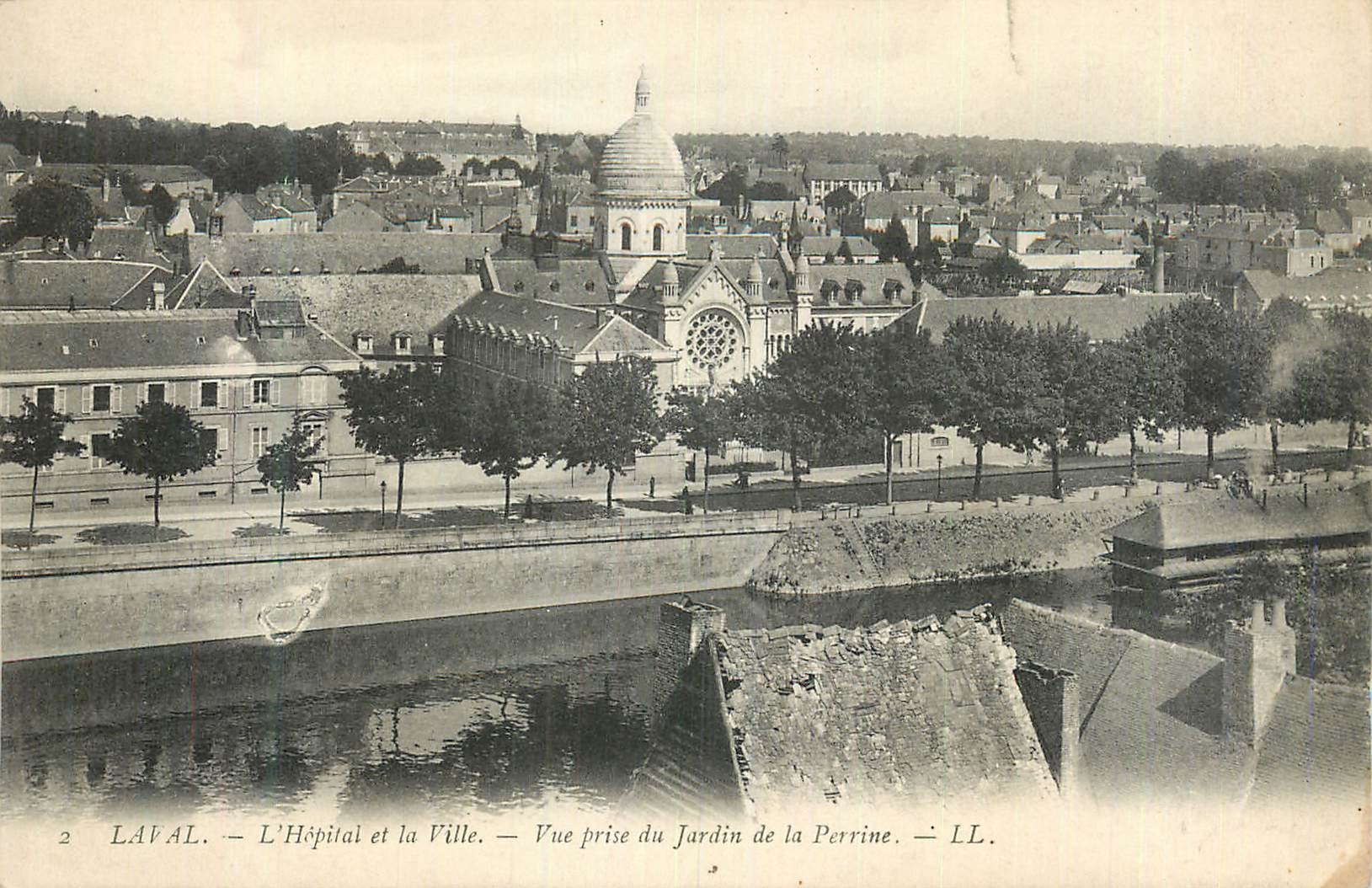 CPA Laval L'Hopital et la Ville Vue Prise du Jardin de la Perrine