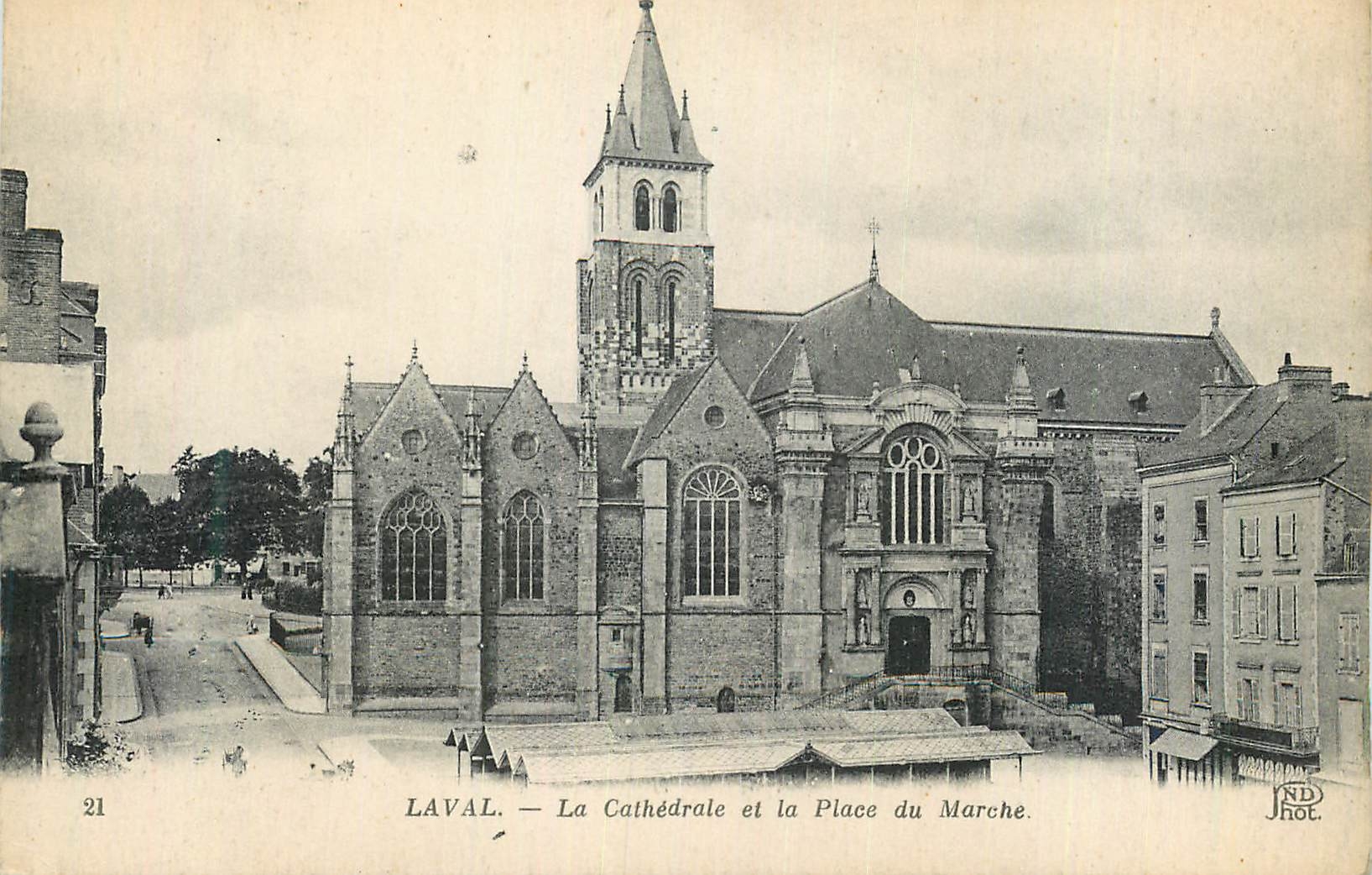 CPA Laval La Cathedrale et la Place du Marche