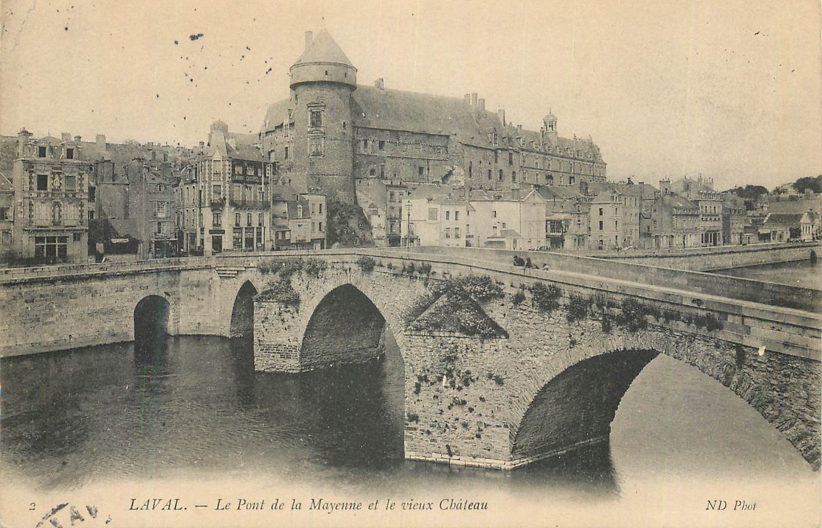 CPA Laval Le Pont de la Mayenne et le Vieux Chateau