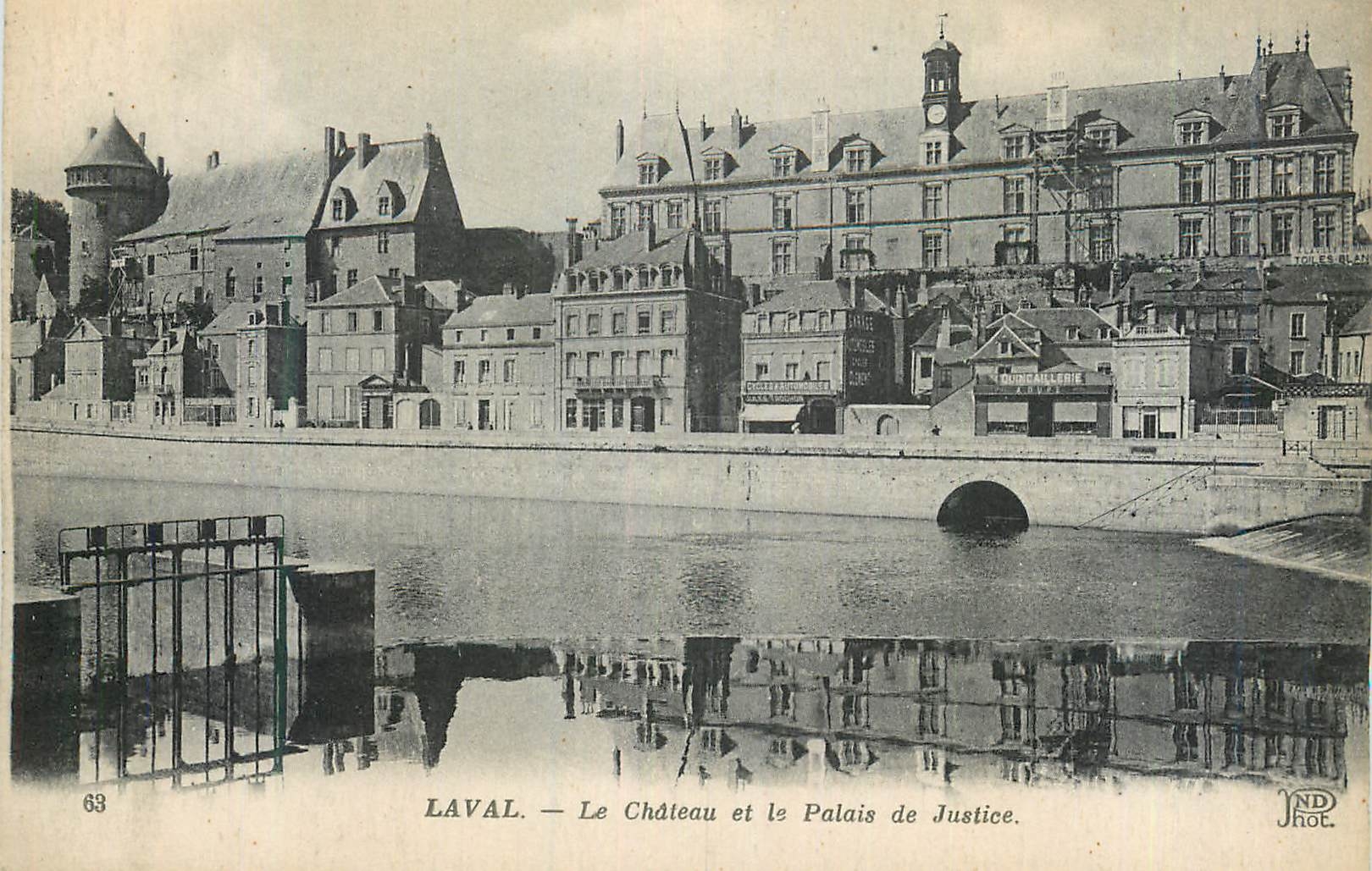 CPA Laval Le Chateau et le Palais de Justice