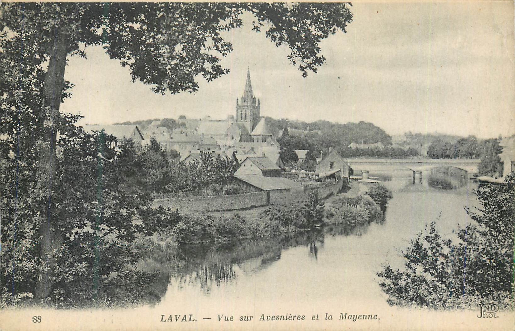 CPA Laval Vue sur Avesnieres et la Mayenne
