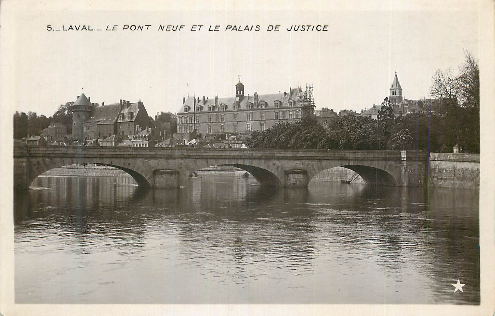 CPM Laval Le Pont Neuf et le Palais de Justice