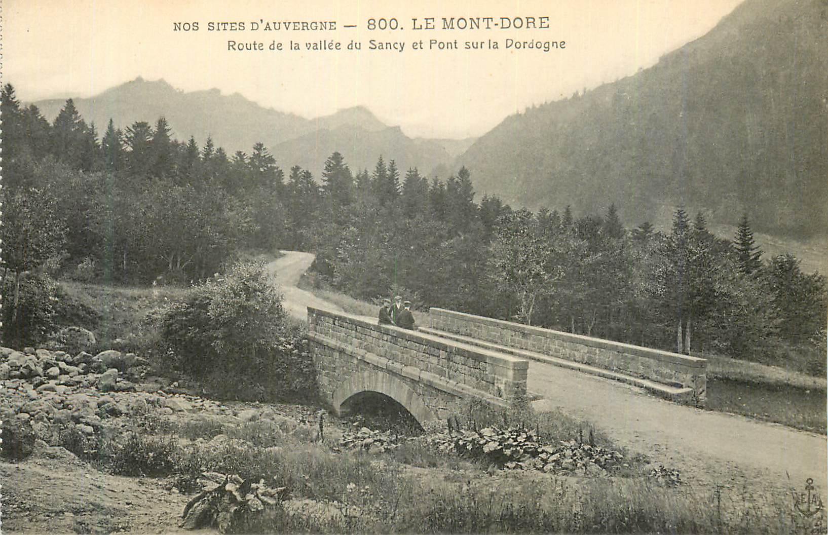 CPA Nos Sites d'Auvergne 800 Le Mont Dore Route de la Vallee du Sancy et Pont sur la Dordogne