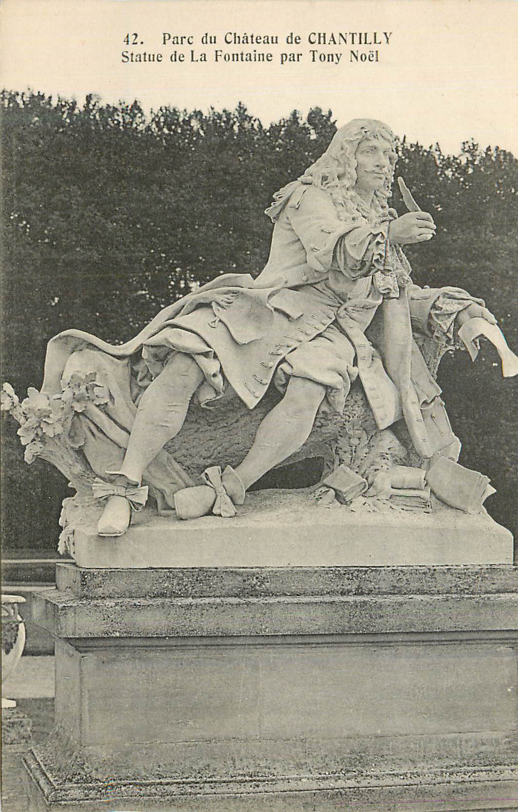 CPA Parc du Chateau de Chantilly Statue de la Fontaine par Tony Noel