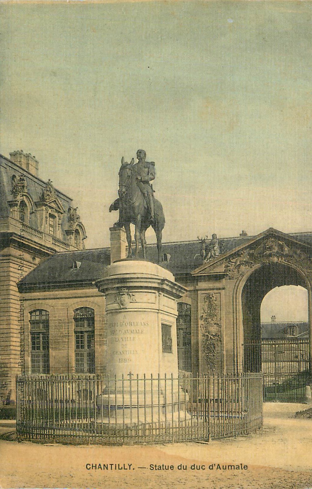 CPA Chantilly Statue du Duc d'Aumale (carte toilee)
