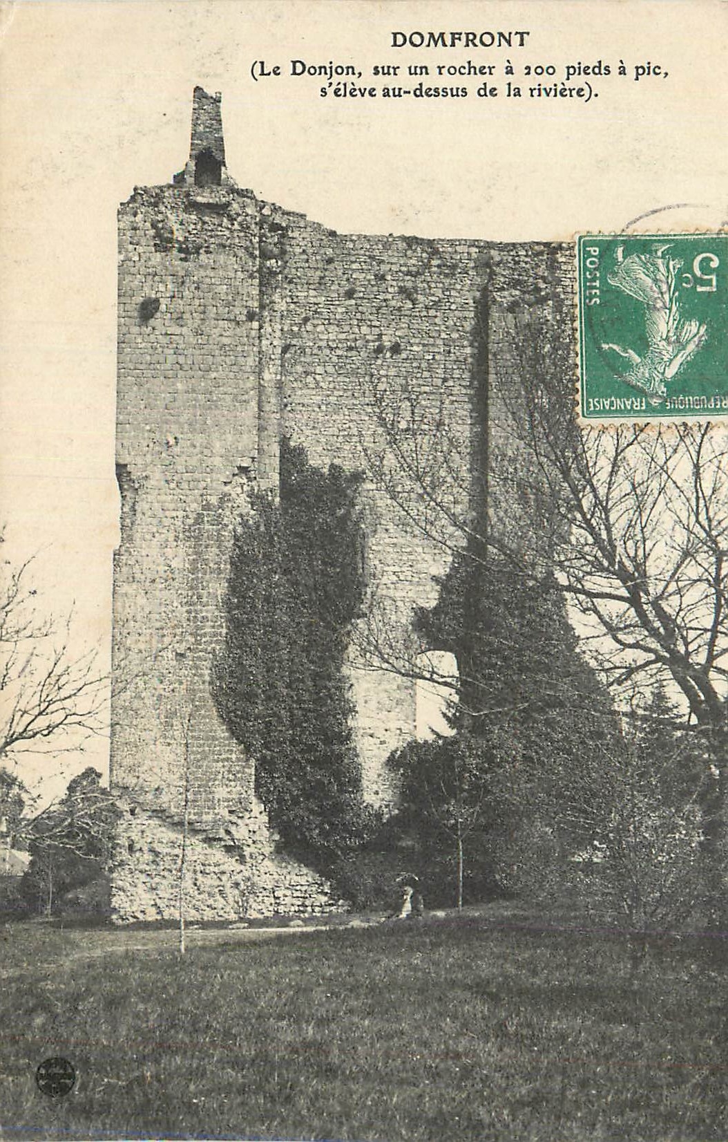 CPA Domfront (Le Donjon sur un Rocher a 200 Pieds a Pic s'Eleve au Dessus de la Riviere)