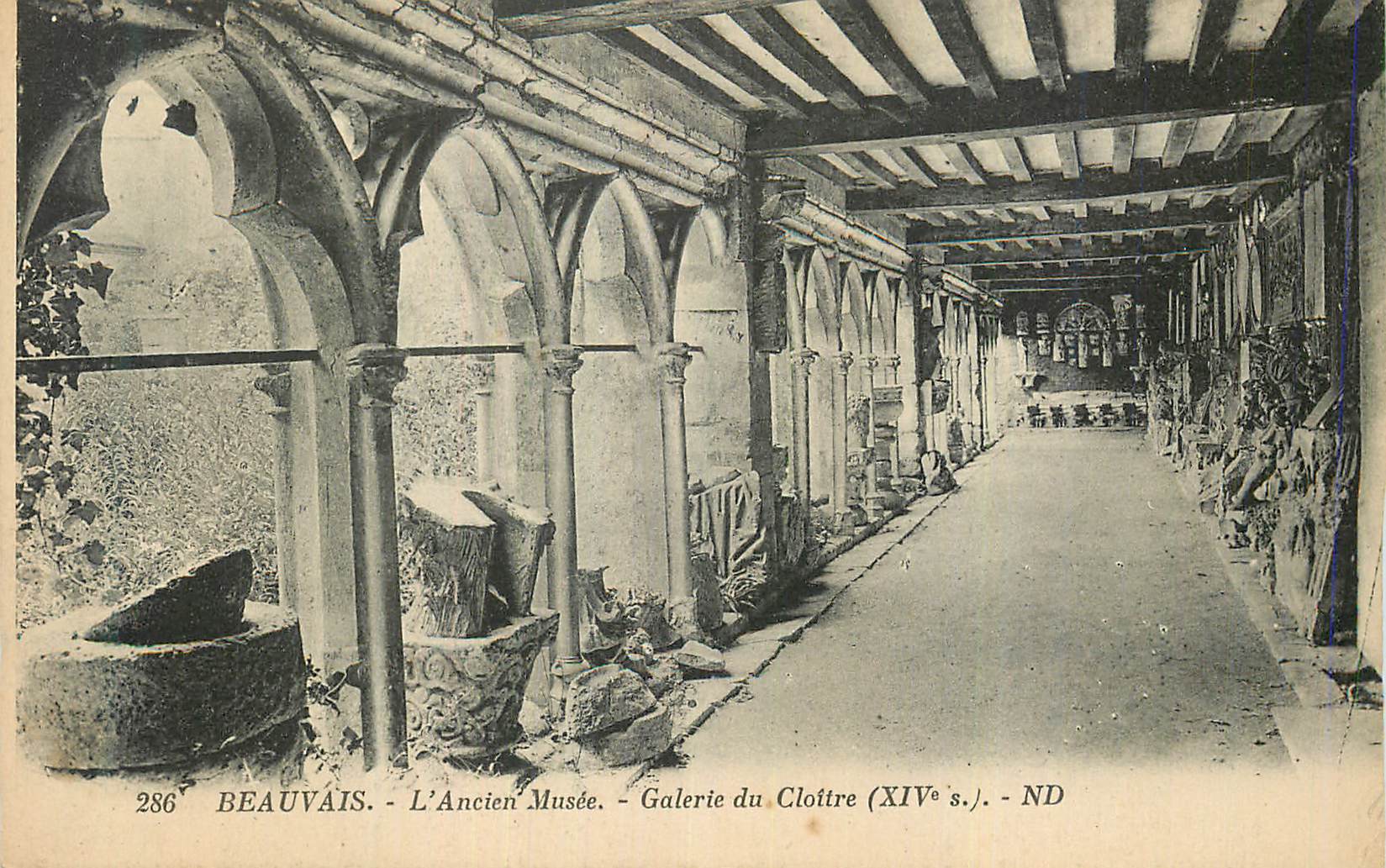 CPA Beauvais L'Ancien Musee Galerie du Cloitre (XIVe S)
