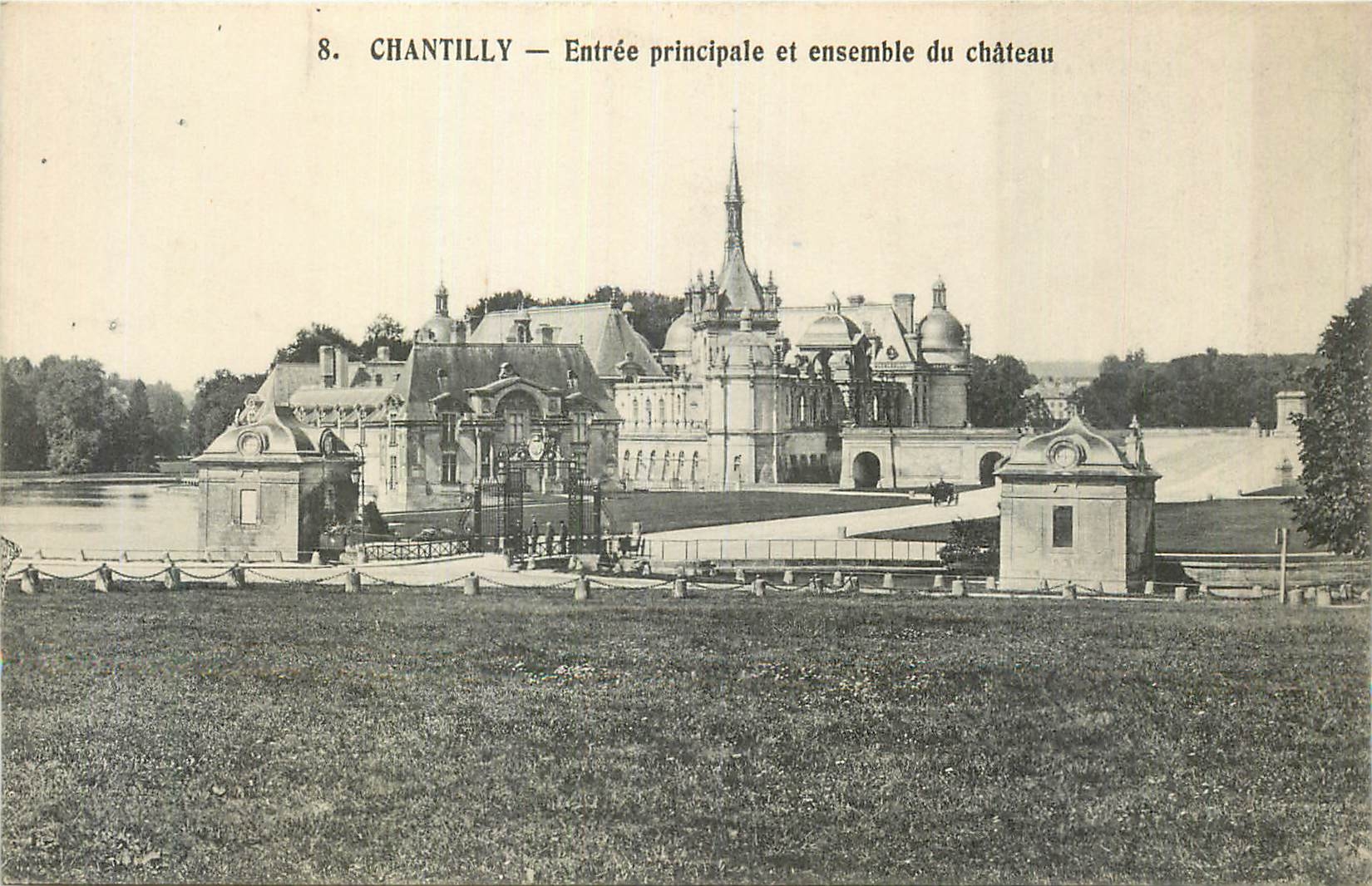 CPA Chantilly Entree Principale et Ensemble du Chateau