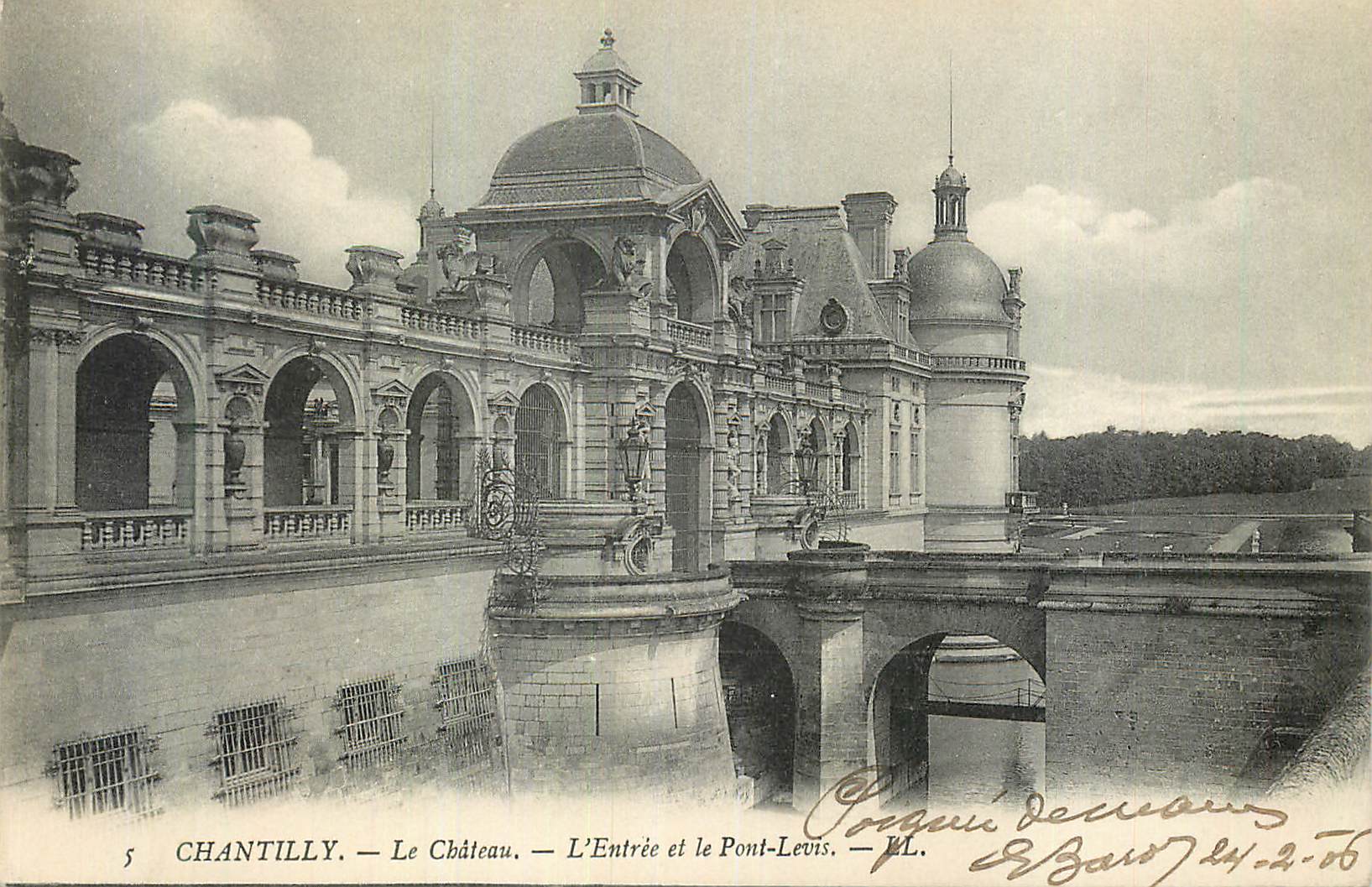 CPA Chantilly le Chateau L'Entree et Le Pont Levis