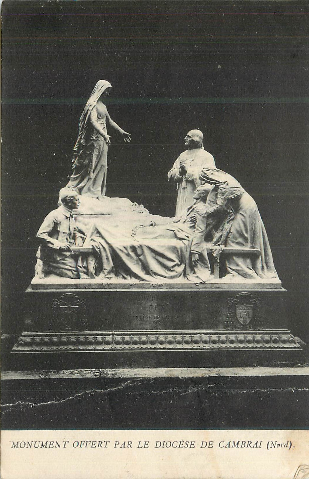 CPA Monument Offert par le Diocese de Cambrai (Nord)