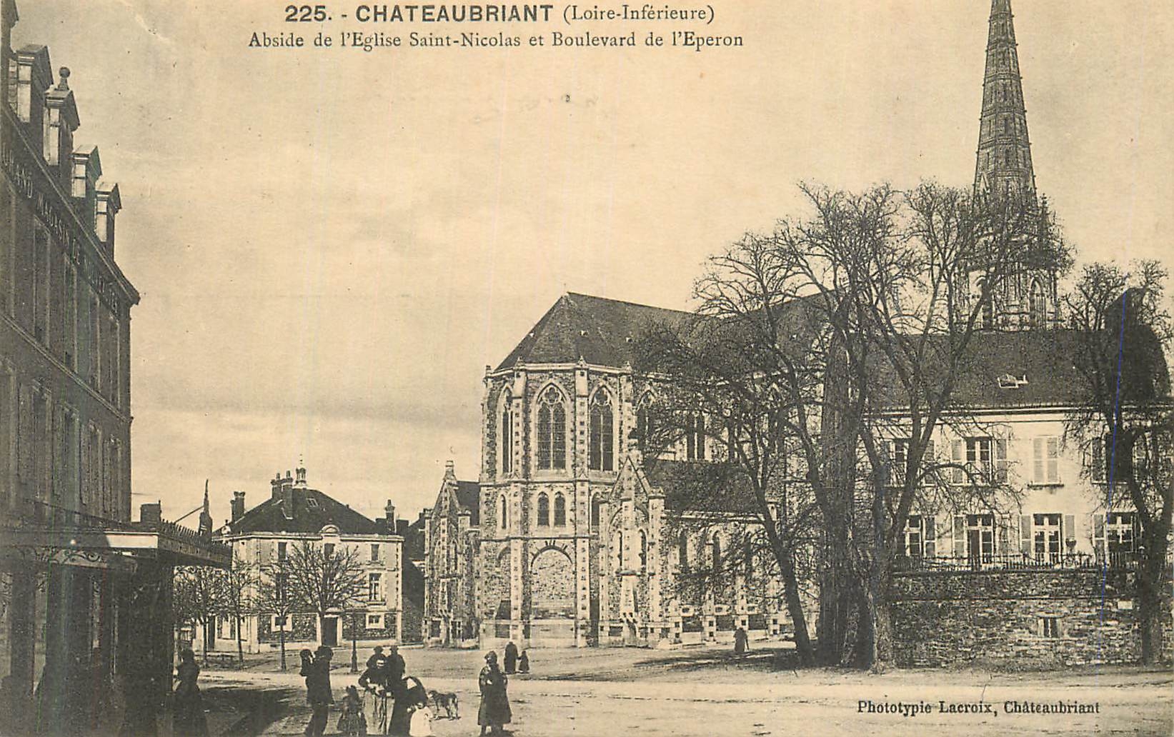 CPA Chateaubriant (Loire Inferieur) Abside de l'Eglise Saint Nicolas et Boulevard de Eperon