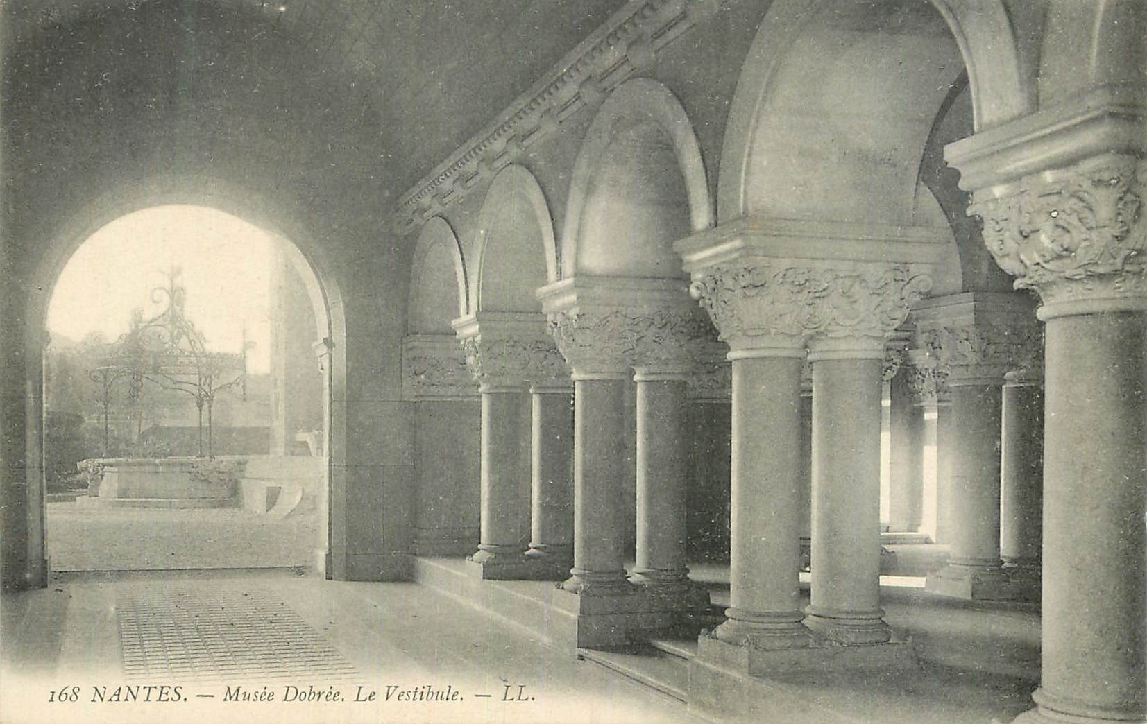 CPA Nantes Musee Dobree Le Vestibule