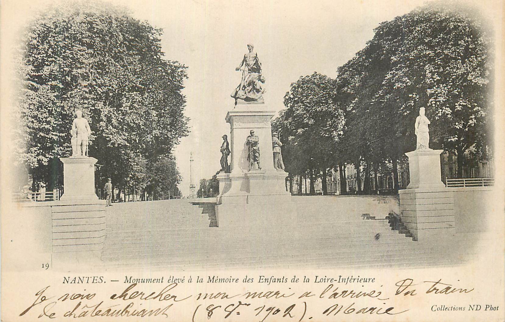 CPA Nantes Monument Eleve a la Memoire des Enfants de la Loire Inferieure (carte 1900) 
