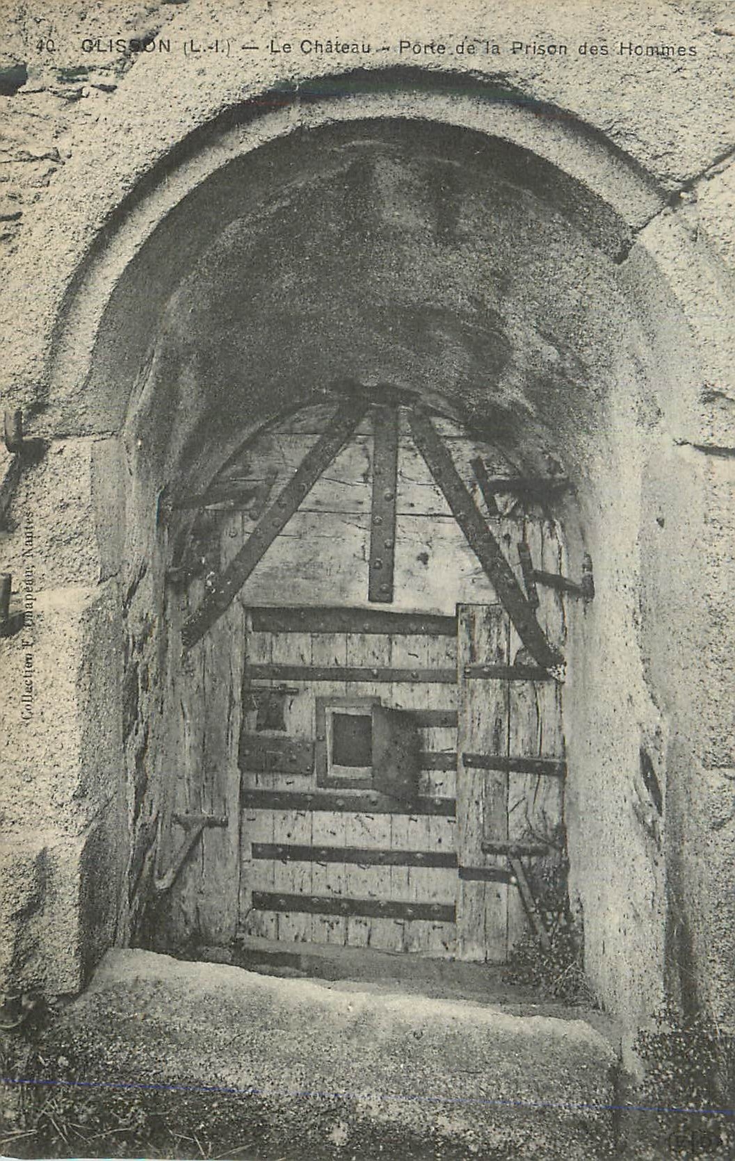 CPA Clisson (L I) Le Chateau Porte de la Prison des Hommes